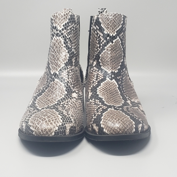 Forever 21 Chelsea Ankle Boots - Picture 2 of 9